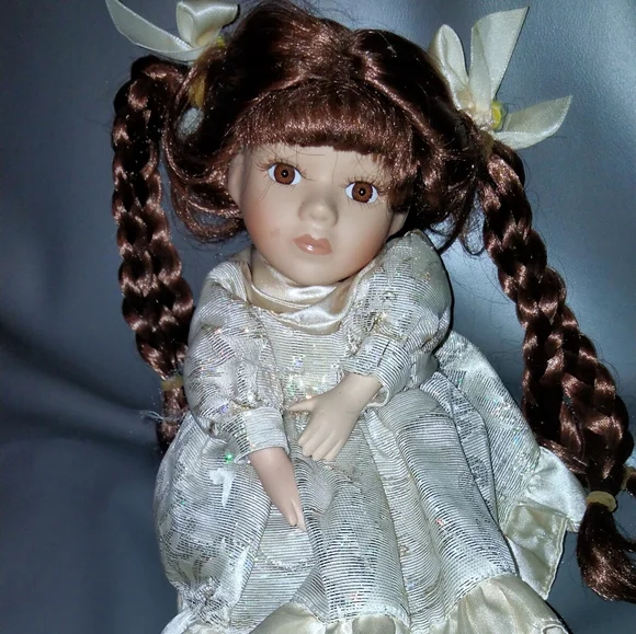 green emerald velvet dress Vintage Victorian Porcelain Doll in a Green Dress Christmas Holiday Do – La  Guanaquita's Closet